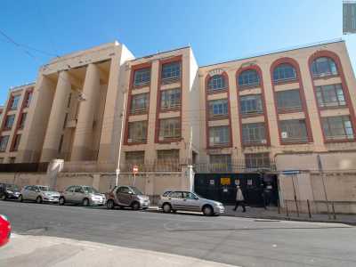 Un gigante di cemento e vetro che giace abbandonato sui binari della ferrovia, tra il quartiere Madonnella e  via Oberdan. Sono i tratti distintivi dell'ex caserma Sonnino, spettrale edificio di epoca fascista che, seppur cadendo a pezzi, continua a mantenere un certo fascino dato dal suo inusuale colore e dalla forma che ricorda quella di un�austera fortezza